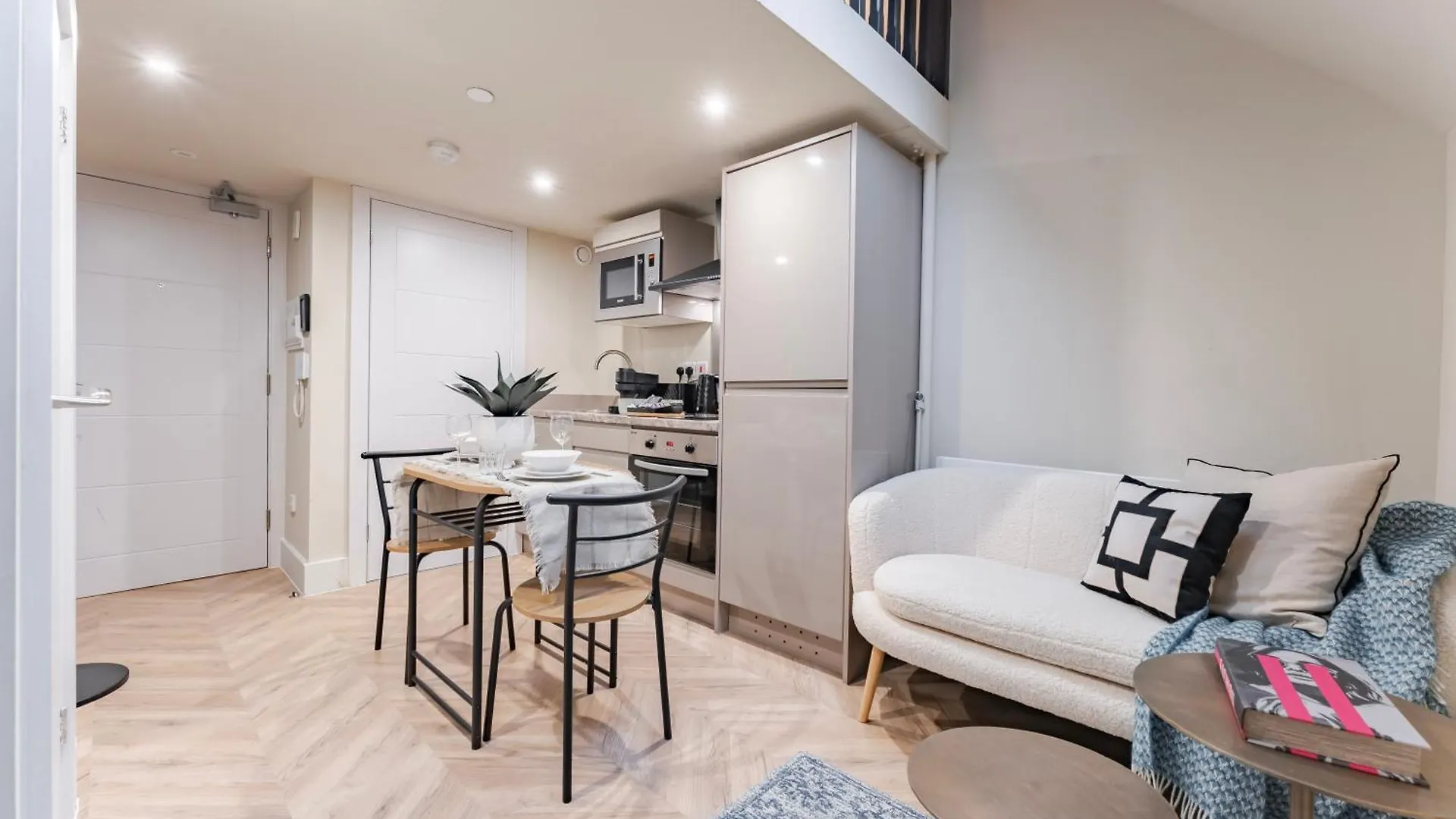 Luxury Tower, Penthouse & Split Level Apartments In Leeds City Centre  리즈